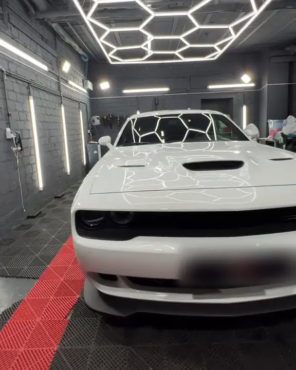 Weißer Dodge Challenger nach der Keramikversiegelung, Front mit spiegelnder Motorhaube