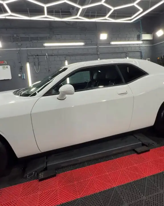 Dodge Challenger nach der Keramikversiegelung, Seitenansicht
