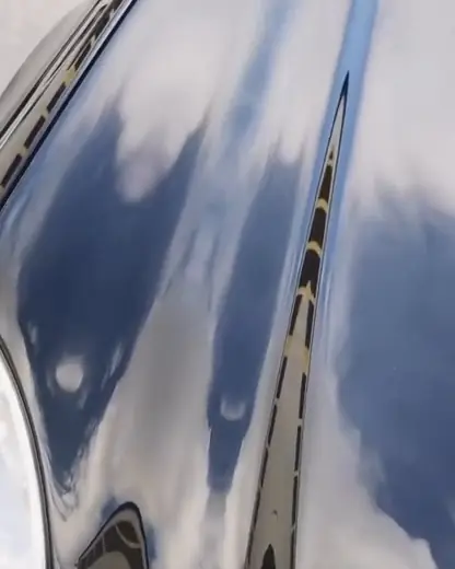 Wolken spiegeln sich im schwarzen Lack einer Mercedes E-Klasse nach der Keramikversiegelung