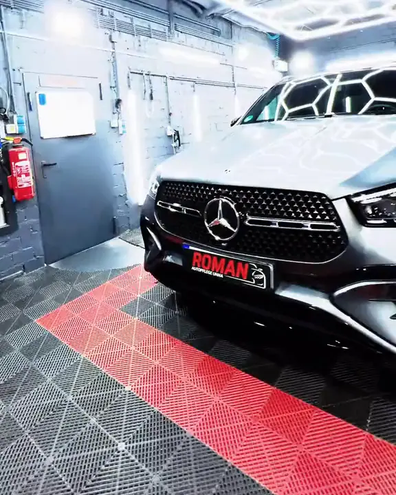 Grauer Mercedes GLE nach der Keramikversiegelung, die Deckenleuchten spiegeln sich auf der Motorhaube